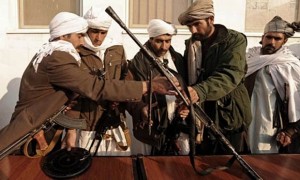 Taliban-fighters-arrange--007