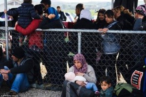 31eab23c00000578-3478861-a_woman_breastfeeds_her_baby_as_refugees_and_migrants_wait_to_re-a-137_1457282293287
