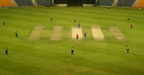 Partida do campeonato do torneio índia x afeganistão com fundo do estádio  de críquete