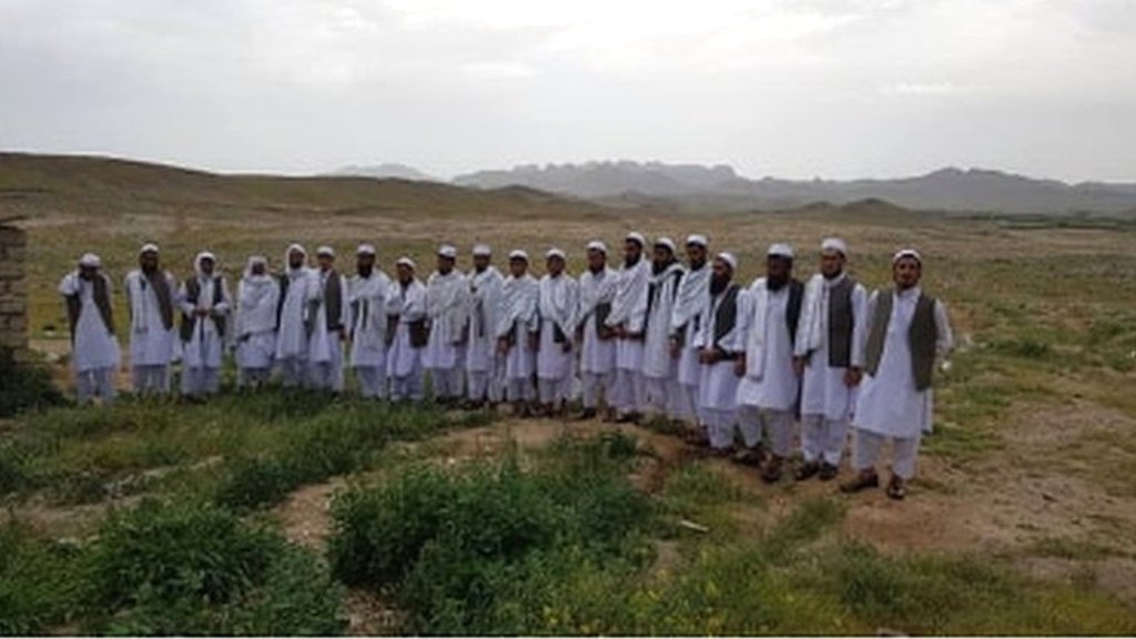 عکس که گروه طالبان از زندانیان آزاد کرده منتشر کرده است.