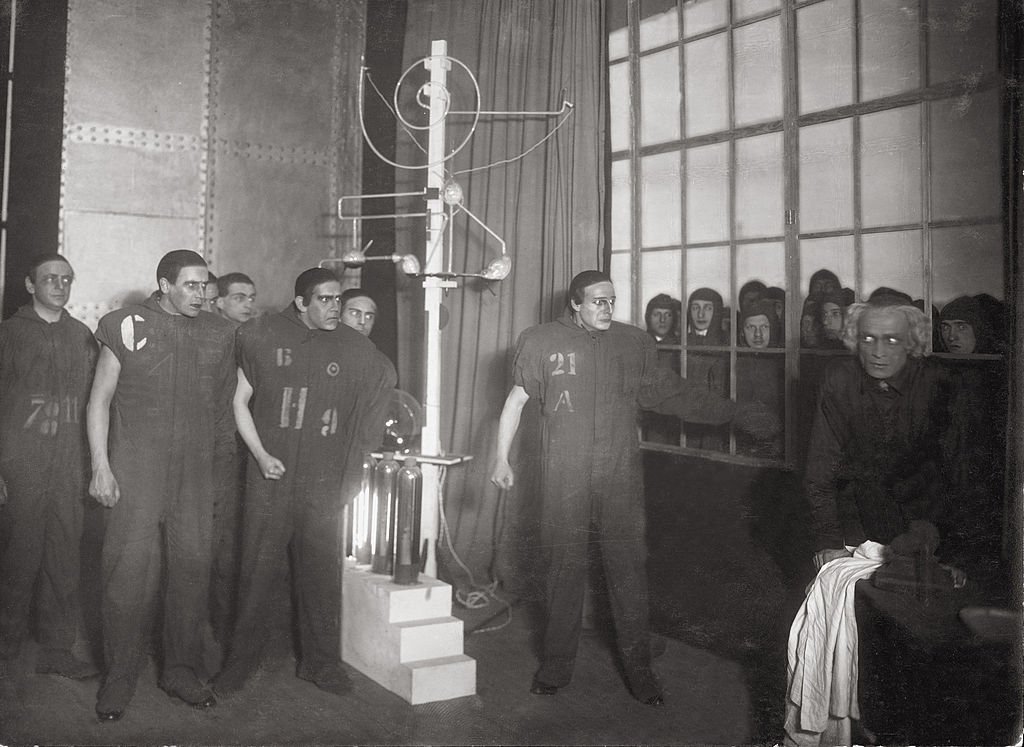 صحنه ای از کارخانه ربات‌سازی روسوم" اثر ارل چاپک نویسنده چک در سال ۱۹۲۰