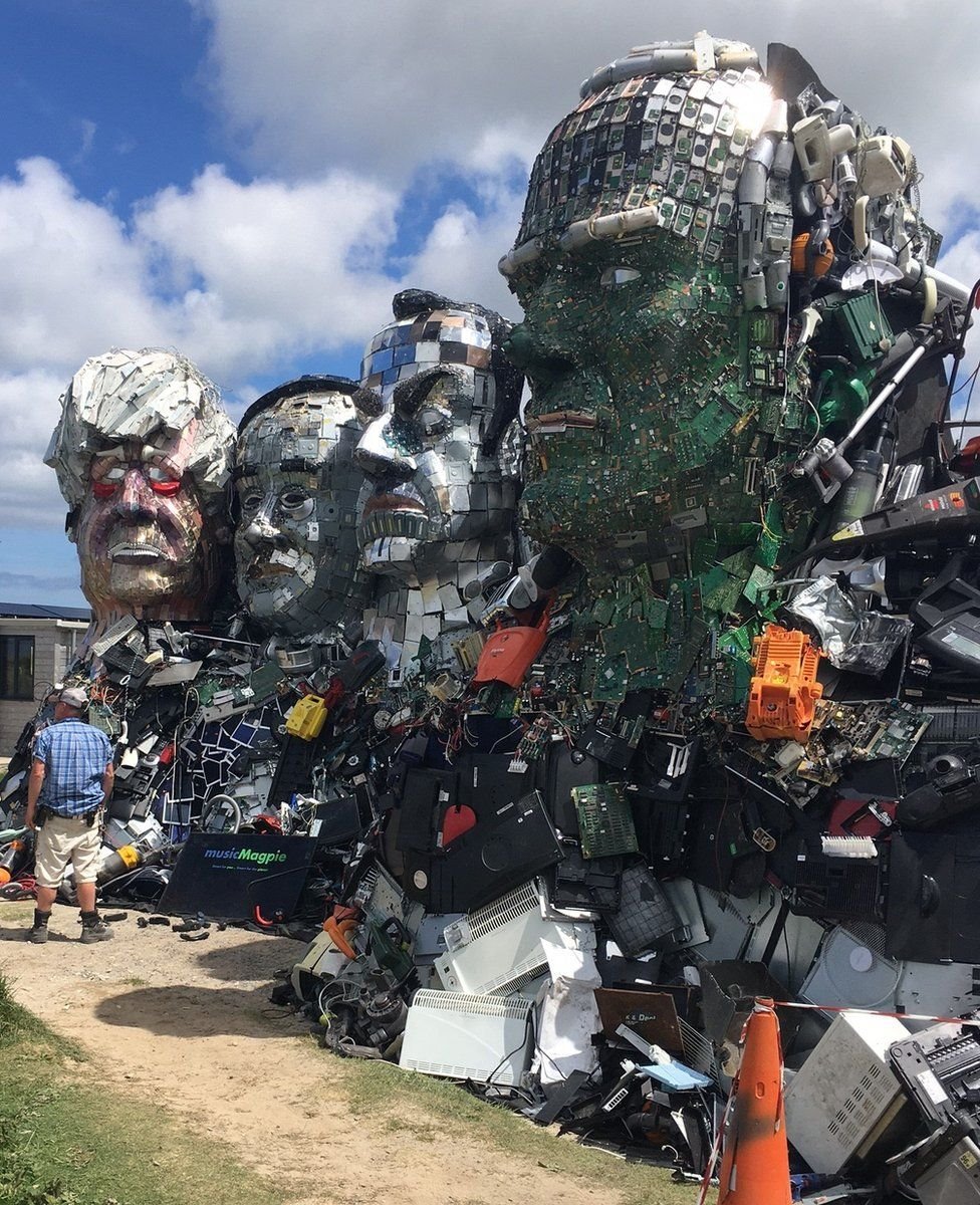 مجسمه از زباله‌های الکترونیک