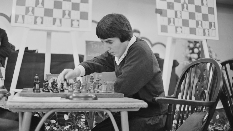 نونا گاپرینداشویلی در مسابقات بین‌المللی شطرنج در لندن در سال ۱۹۶۴