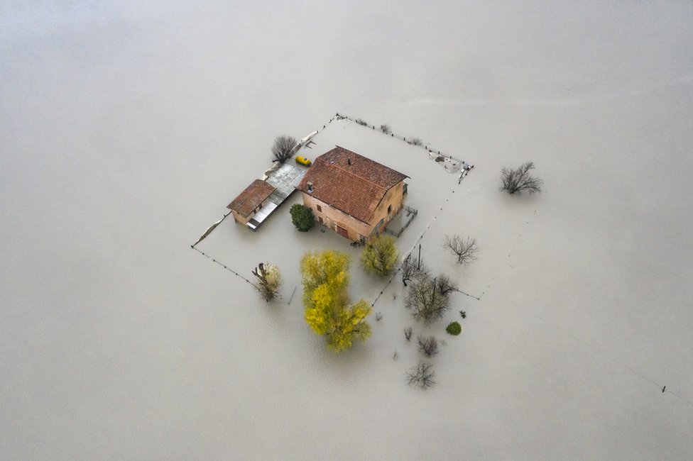 خانه غرق شده در دره